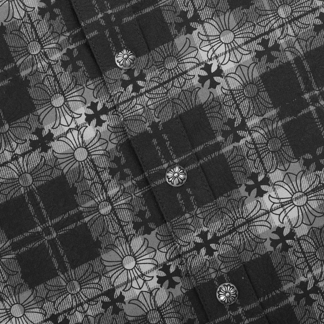 P240 Model No. Y630 CHROME HEARTS/CHROOME HEARTS CH All-over printed dark flower long-sleeved shirt. Custom-woven and dyed pure cotton sesame bottom plaid fabric. The finished fabric is then printed with dark flowers. The whole garment is hand-cut on the grid. The labor cost is high at the end of the year. Genuine leather hand-embroidered sleeves. High-quality distressed children's flower four-button buttons. The first batch on the entire network. Size: S-L